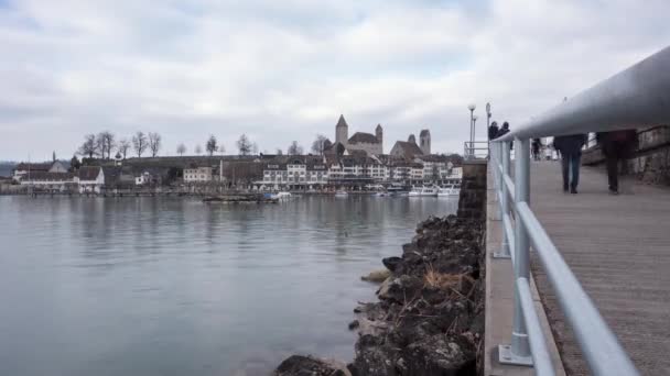 Včas starého města Rapperswil s hradní a jezerní promenádou, Švýcarsko. — Stock video