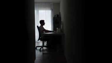 Yorgun çalışan adam sürekli uykuya dalarken video çağrısı, giysi