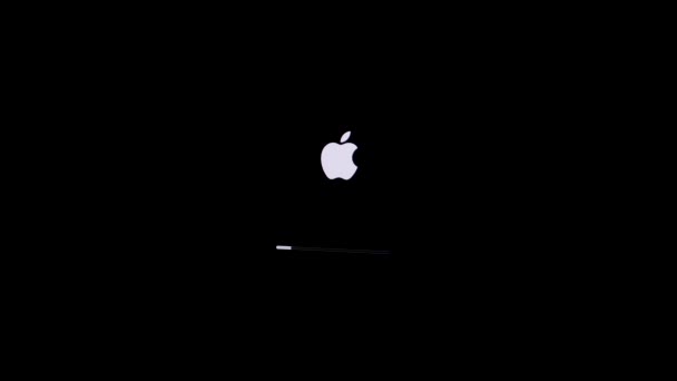 BILTEN - Março 18, 2021 Começando mac maçã, Tela de MacBook — Vídeo de Stock