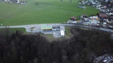 İsviçre 'nin kırsal kesimindeki bir benzin istasyonu etrafındaki hava yörüngesi