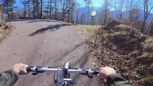 El hombre lucha con la bicicleta en la montaña y descansa en la cima, disfruta de la vista, pov — Vídeo de stock