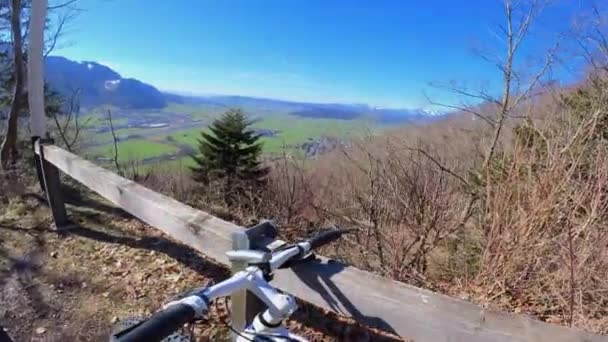 BILTEN- Březen 24, 2021, POV nasadit helmu a začít jezdit na kole z kopce — Stock video
