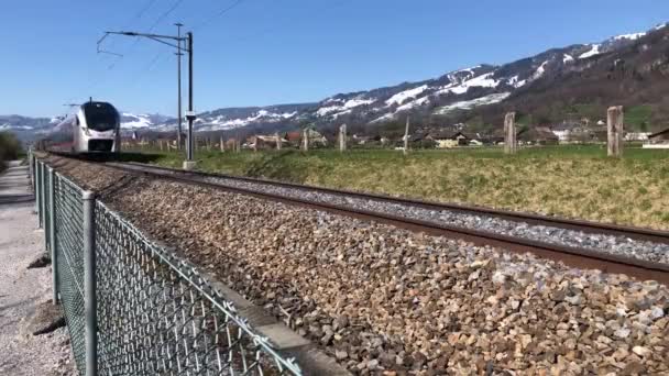 BILTEN APRIL 10, 2021, SOB Tog passerer i landdistrikterne del af Schweiz. – Stock-video