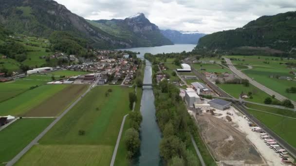 Prosty kanał prowadzący do pięknego górskiego jeziora w Szwajcarii, antena — Wideo stockowe