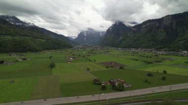 İsviçre ve Avrupa 'daki güzel yeşil tarlalara hava saldırısı.