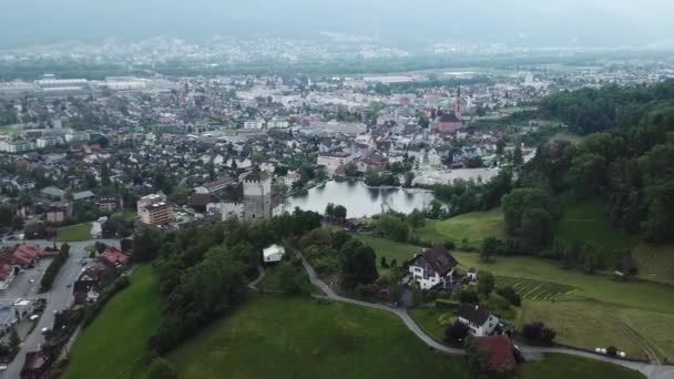 Werdenberg城堡，环绕着空中，可以看到Buchs和Vaduz. — 图库视频影像