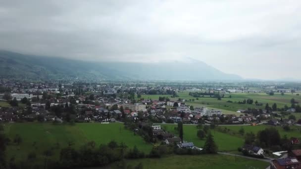 Aerial Dolly push nad pięknym krajobrazem Grabs w Szwajcarii — Wideo stockowe