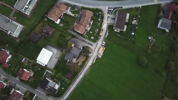 Aérien au-dessus du quartier résidentiel dans un village rural en Suisse. — Video