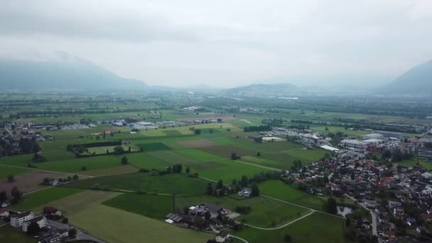 Švýcarsko krajina, letecký vpřed nad zemědělskými poli. — Stock video