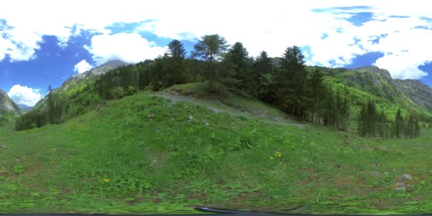 360 VR Videó gyönyörű svájci hegyi táj nyáron. — Stock videók