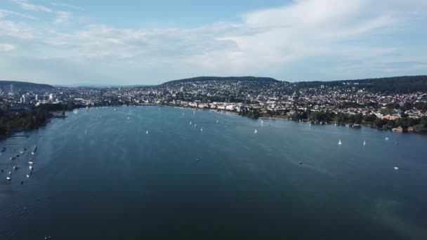 Żaglówki na jeziorze Zurych w letni dzień, upływ czasu, dron powietrzny. — Wideo stockowe