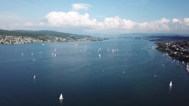 Lot dronem w czasie rzeczywistym jeziora Zurych z dużą ilością żaglówek i sportów wodnych — Wideo stockowe