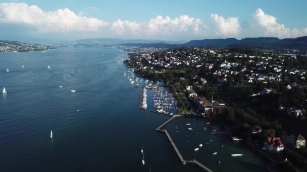 Εκπληκτική εναέρια κλίση προς τα κάτω πυροβολήθηκε στο λιμάνι ιστιοπλοΐα στη λίμνη Ζυρίχη — Αρχείο Βίντεο