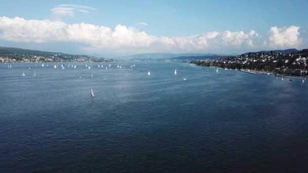 Prachtige Hyperlapse van het meer Zürich met veel zeilboten in de zomer — Stockvideo