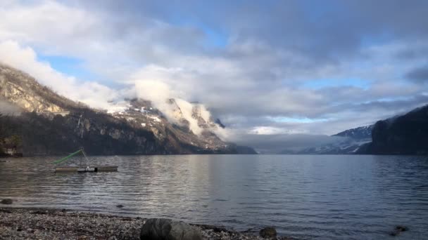スイスのWalenseeと山の神秘的な風景のパノラマ. — ストック動画