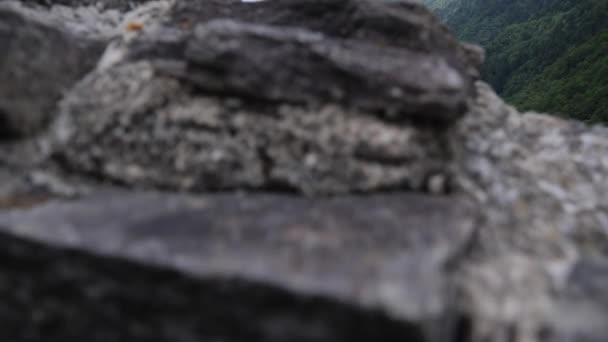 Подъем из каменной стены, чтобы создать красивую панораму горной долины. — стоковое видео