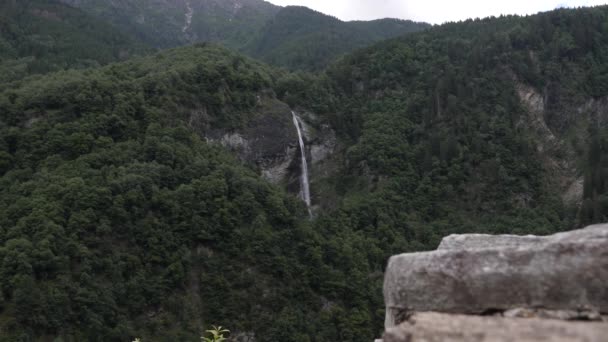 Panorama de montagne avec forêt et cascade en Suisse, Europe. — Video