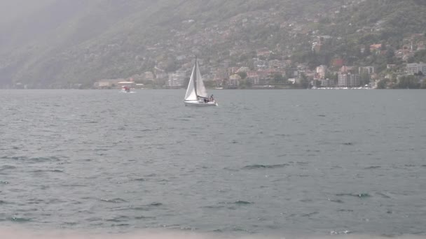 Nave a vela esce dal telaio a sinistra a Brissago, Ticino, Svizzera. — Video Stock