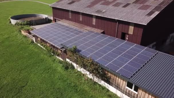 Brett skott av ett solcellstak på en stor gård på landsbygden Schweiz, ren energi — Stockvideo