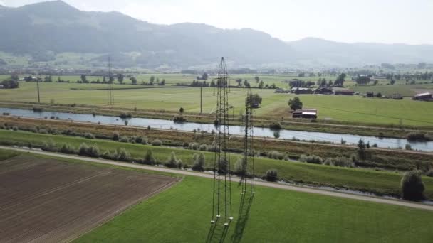 Omloppsbana skjuten runt ett elstolpe i vacker natur i Schweiz. — Stockvideo