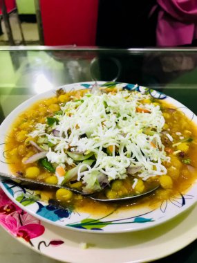 Lezzetli geleneksel yemek sıcak baharatlı chotpoti evde çekimde pişirildi.