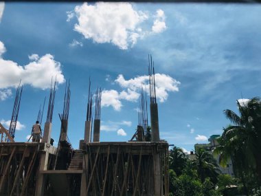 Yeşil yeşil ormanın üzerindeki mavi gökyüzü. 