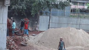 İnşaat işçileri inşaat sahalarında çalışıyor.