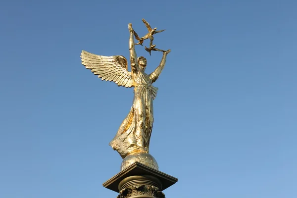 Mavi gökyüzü arka plan, Nike tanrıça heykeli altın