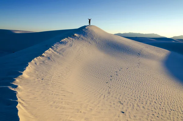Uzun yürüyüşe çıkan kimse üstüne bir kumul