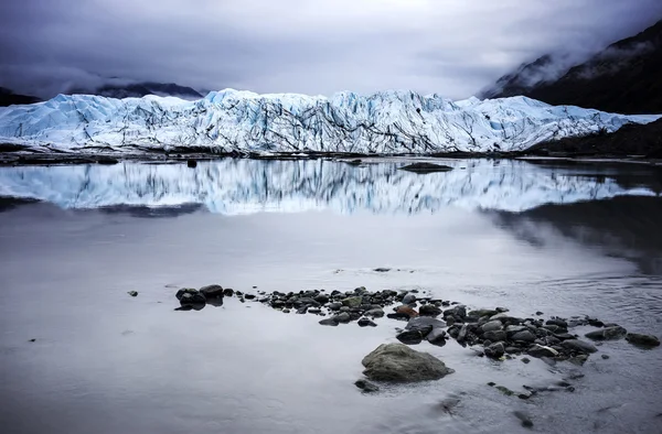 Alaska Glacier reflektion över en sjö — Stockfoto