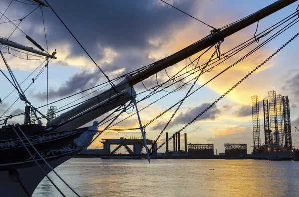 Harbor gün batımında