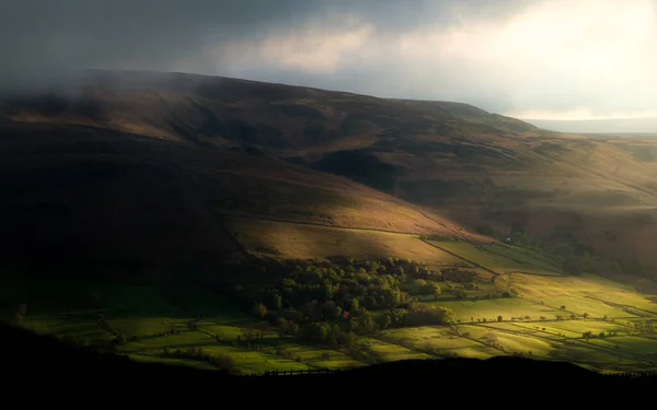 Pierwsze Lekkie Kontrastowe Wzgórza Peak District Pobliżu Tor — Zdjęcie stockowe