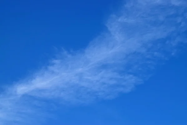 Blauwe luchten en witte wolken. — Stockfoto