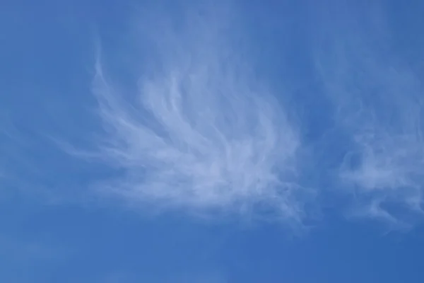 Modré nebe a bílé mraky. — Stock fotografie