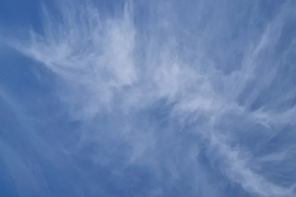 Céu Azul e Nuvens Brancas . — Fotografia de Stock