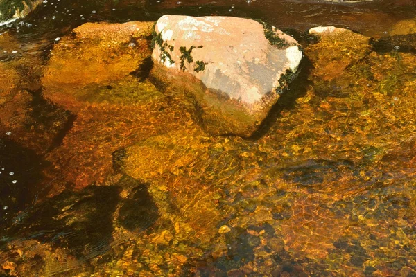 Волшебный лес, белая вода над скалами в ущелье . — стоковое фото