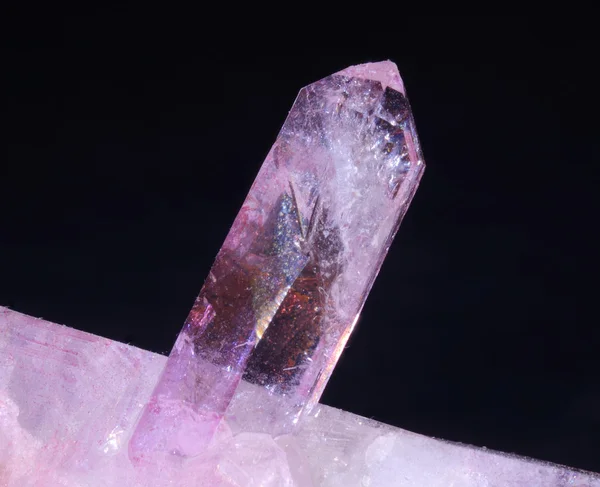 Cristallo di quarzo rosa — Foto Stock