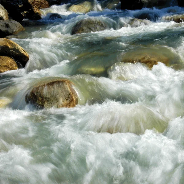 Mountian stream, the Rockies, Alberta Canadá . — Fotografia de Stock