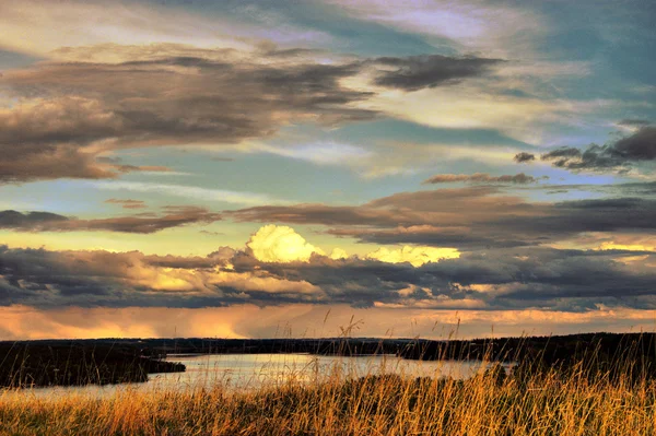 Großer himmel über den prärien und bergen in alberta, kanada. — Stockfoto