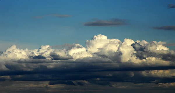 Velké nebe nad stepí a hor v Albertě, Kanada. — Stock fotografie