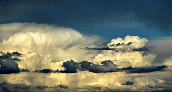 Velké nebe nad stepí a hor v Albertě, Kanada. — Stock fotografie