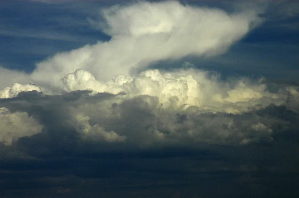 Gros ciel au-dessus des Prairies et des montagnes en Alberta, Canada . — Photo