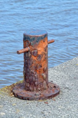 Eski ve paslı baba şimdi gemileri geçmişte bağlamak için istihdam ama kullanılmayan.