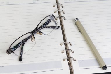 kalem ve gözlüklü defter