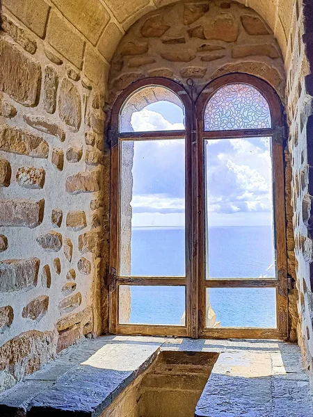 Okno Morze Starego Włoskiego Zamku — Zdjęcie stockowe