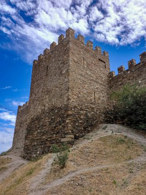 Kırım 'da İtalya' da duvarları olan taş gibi büyük bir kule.