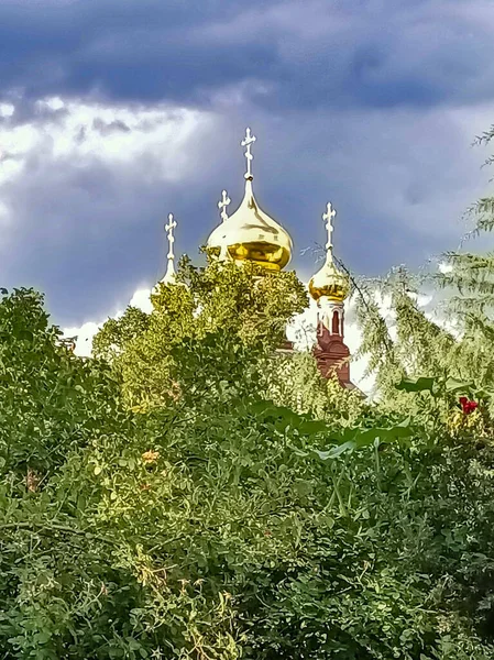 Cúpulas Douradas Igreja Russa Árvores Verdes Crimeia — Fotografia de Stock