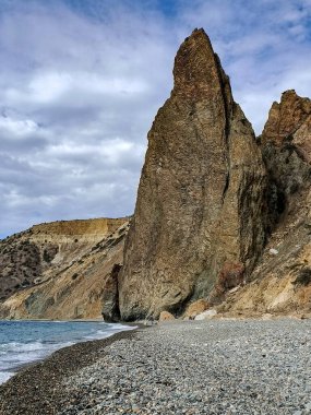 Karadeniz kıyısındaki yüksek dağ yamacında su ve gökyüzü ile