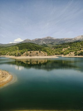 Kırım 'ın gökyüzünün altında derin mavi suyu olan dağ gölü