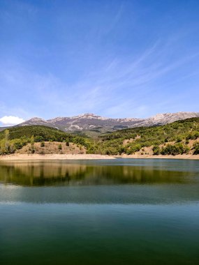 Kırım 'ın gökyüzünün altında derin mavi suyu olan dağ gölü